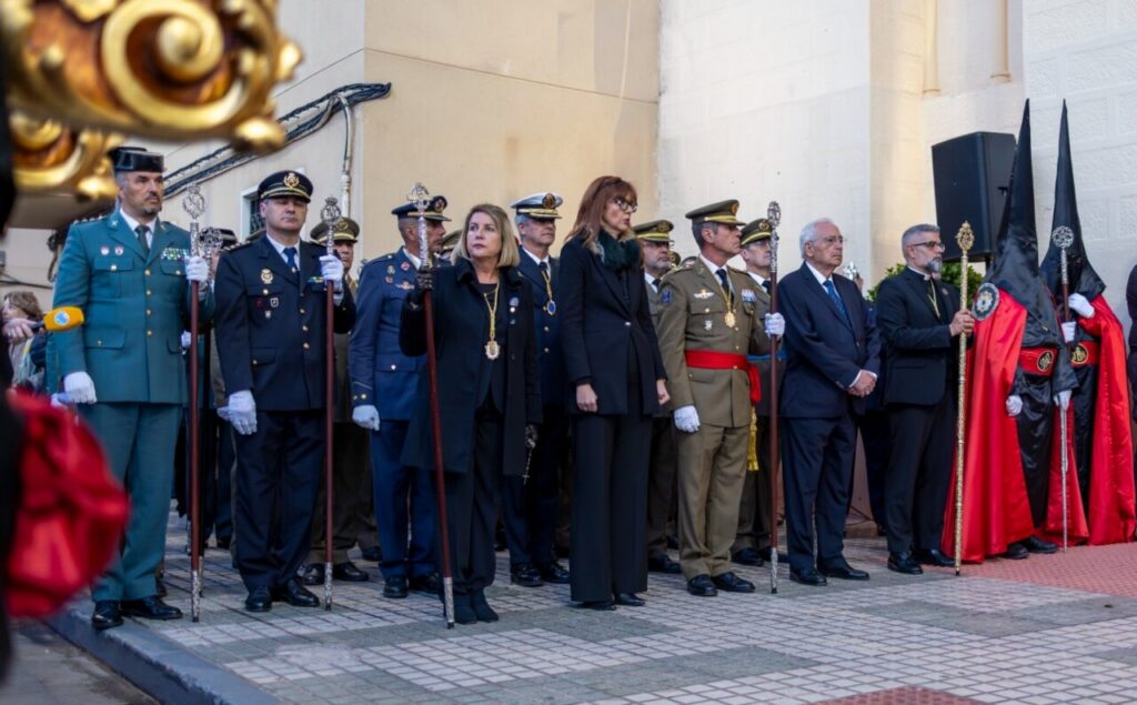 Cofrades y autoridades en la procesión del Humillado en Melilla