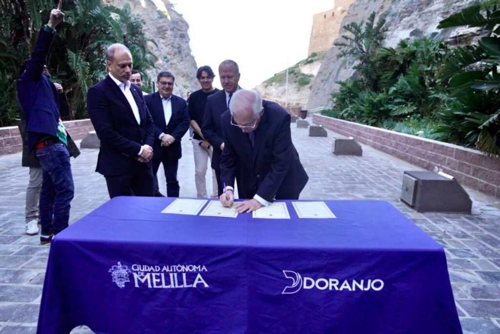 Firma del inicio de obras de rehabilitación de las murallas de Melilla La Vieja