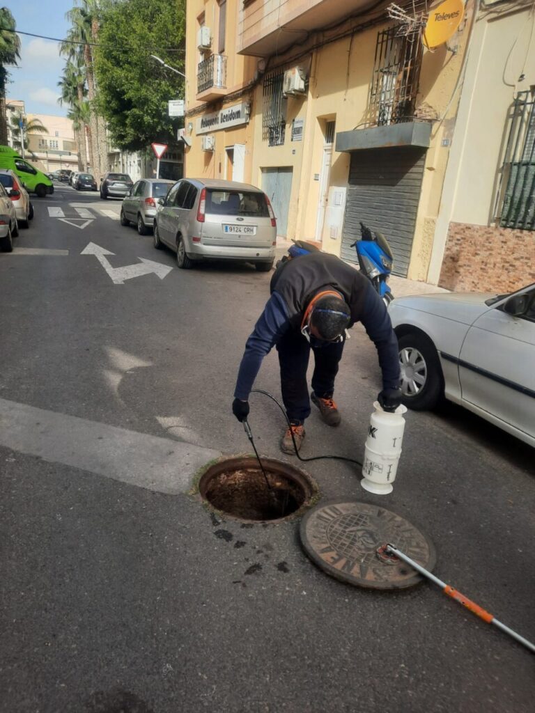 Trabajador realizando desinfección en una alcantarilla en Melilla