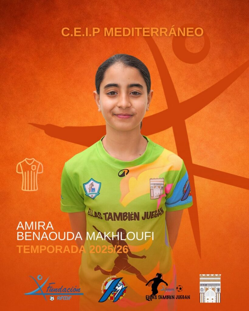 Niña sonriente con camiseta de fútbol en el CEIP Mediterráneo