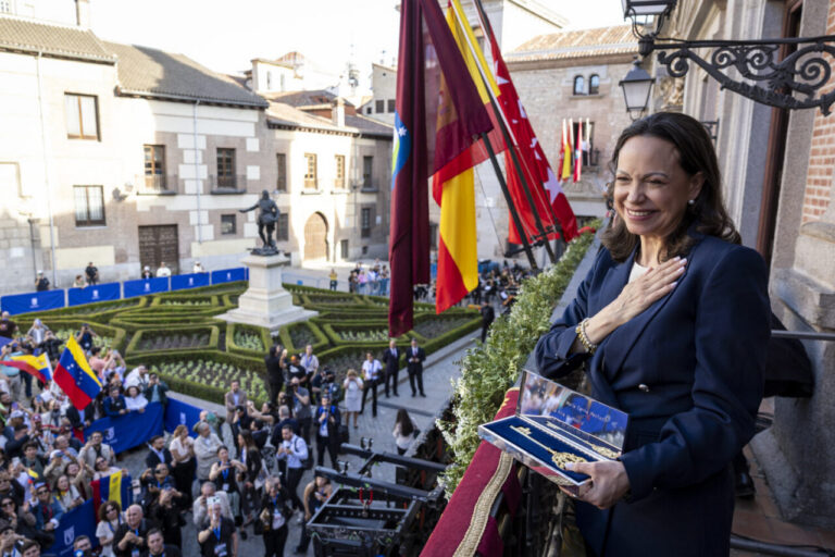 Mujer sosteniendo una llave de oro en un evento en Madrid