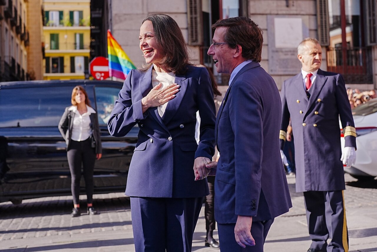 Almeida y Machado sonríen durante un evento en Madrid