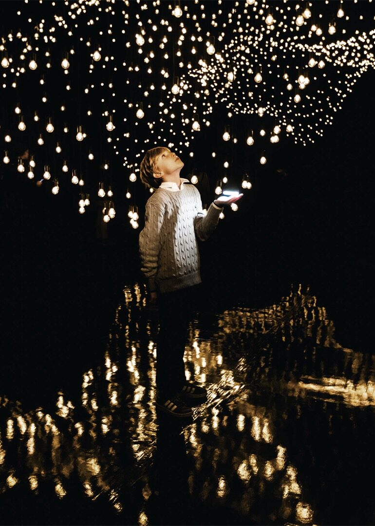 Niño disfrutando de la instalación luminosa en el Balloon Museum de Madrid