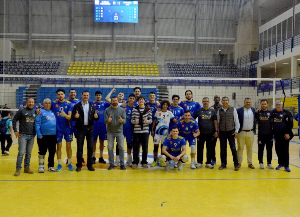 Equipo del Club Voleibol Melilla celebrando tras la victoria en semifinales