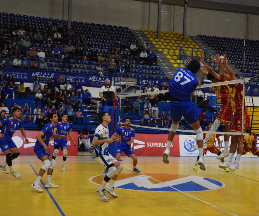 Jugadores del Club Voleibol Melilla en un partido contra Soria