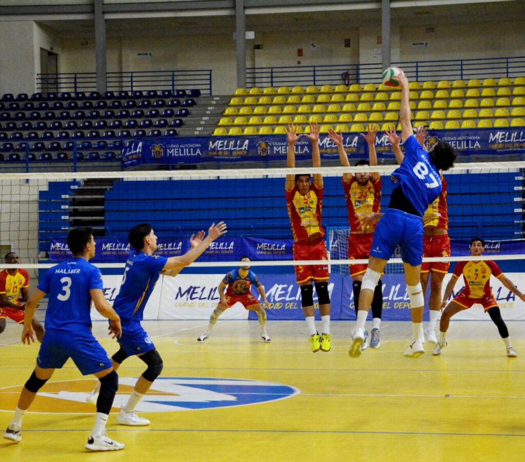Jugadores del Club Voleibol Melilla en un partido contra Soria.