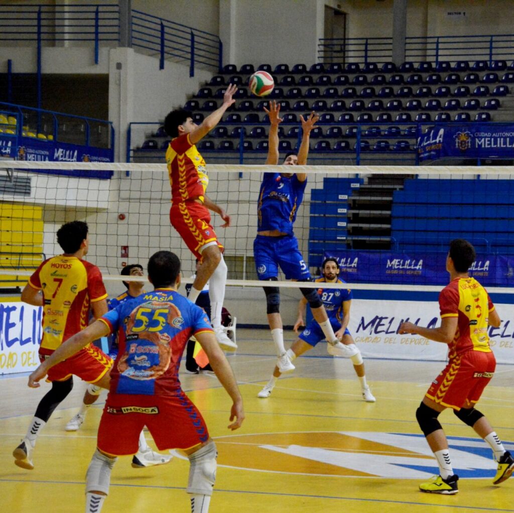 Jugadores del Club Voleibol Melilla en un partido contra Soria