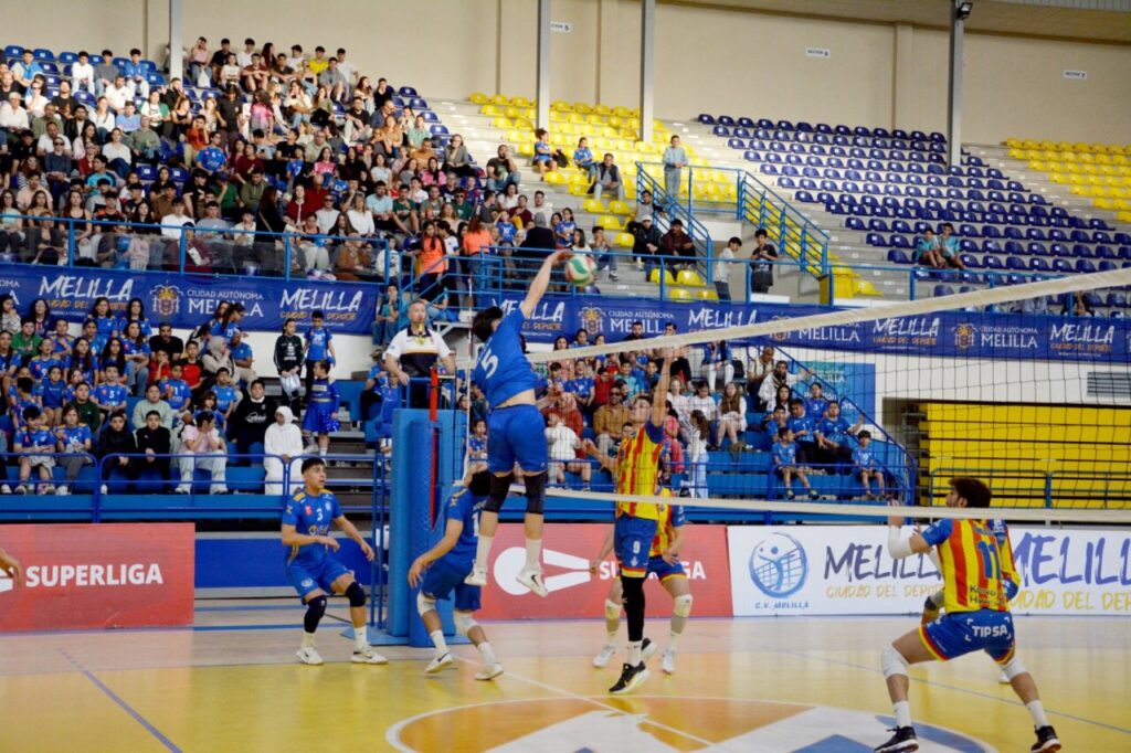Jugadores del Club Voleibol Melilla en un partido contra Valencia.