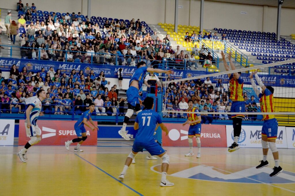 Jugadores del Club Voleibol Melilla en un partido contra Valencia.
