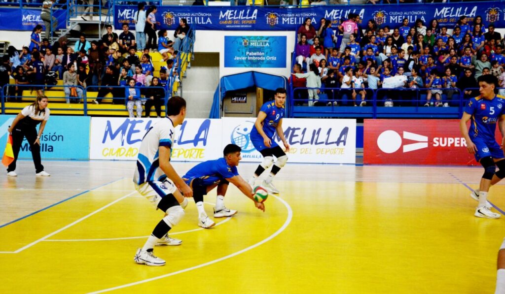 Jugadores del Club Voleibol Melilla en un partido contra Valencia