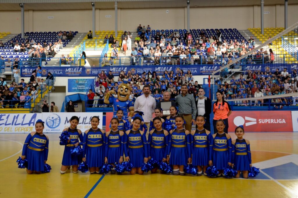 Jugadores del Club Voleibol Melilla en un partido contra Valencia