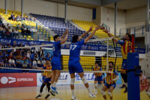Jugadores del Club Voleibol Melilla compitiendo contra Valencia en un partido