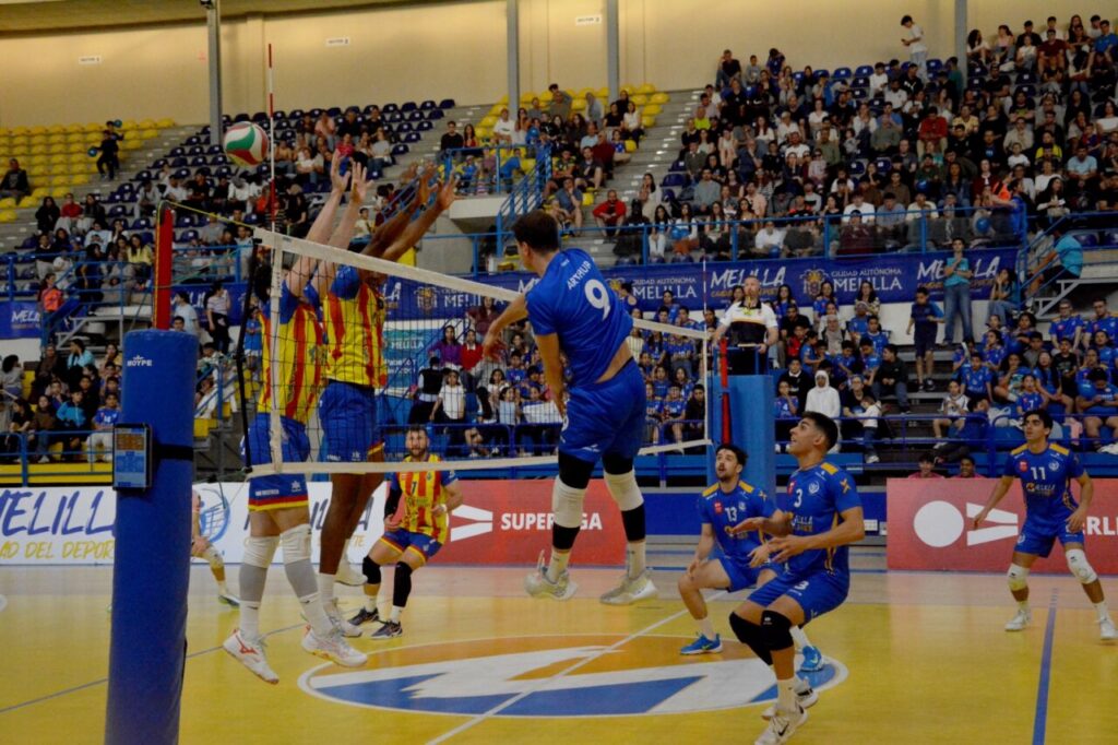 Jugadores del Club Voleibol Melilla en acción durante un partido contra Valencia