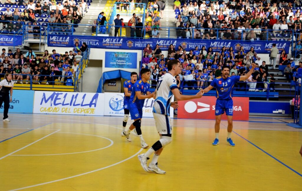 Jugadores del Club Voleibol Melilla durante un partido en el Pabellón Javier Imbroda Ortiz.
