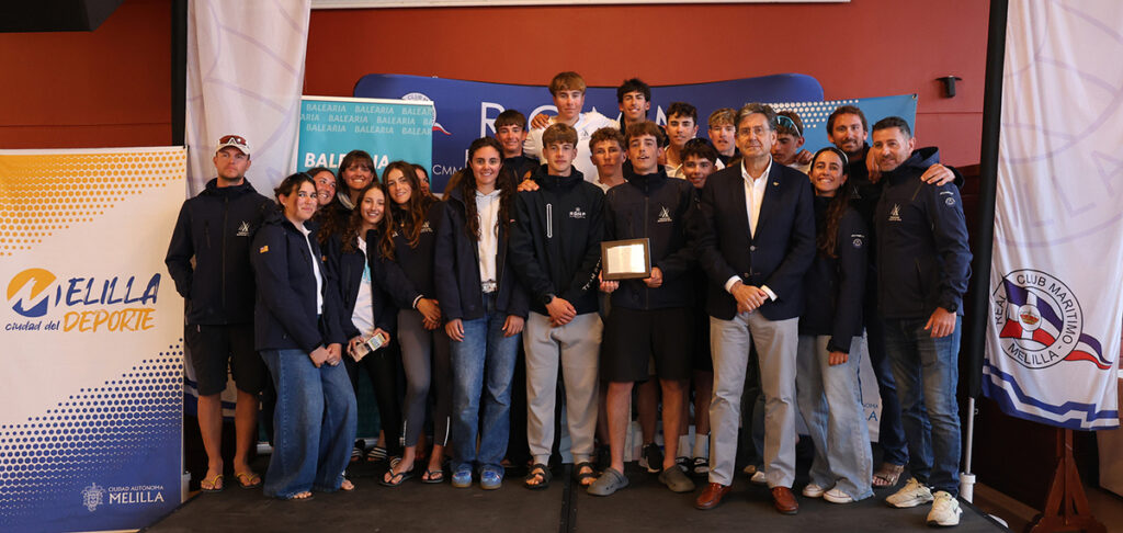 Grupo de regatistas y autoridades en la entrega de premios del campeonato de España de Ilca6.