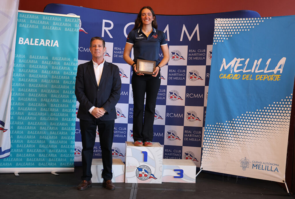 Regatista recibiendo un premio en el Campeonato de España de Ilca6 en Melilla.