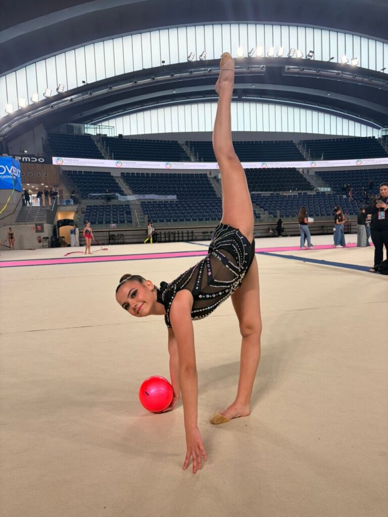 Gimnasta del Club Ágora en el Campeonato Nacional Base de Gimnasia Rítmica en Oviedo