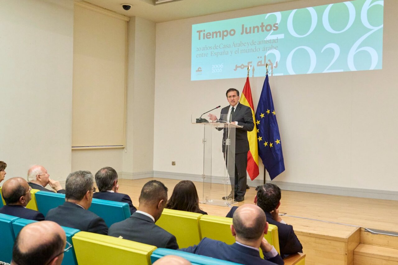 Inauguración de la exposición Casa Árabe en Madrid con discursos y asistentes.
