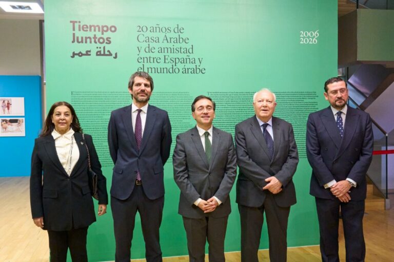Inauguración de la exposición Casa Árabe en Madrid con varios asistentes