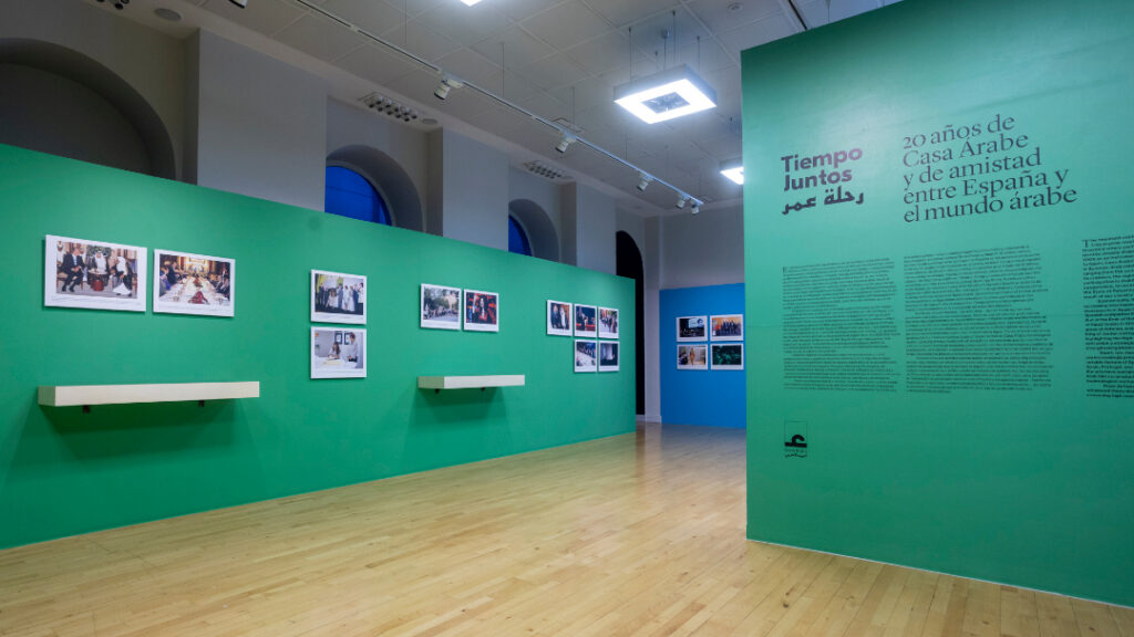 Exposición fotográfica sobre 20 años de Casa Árabe en Madrid