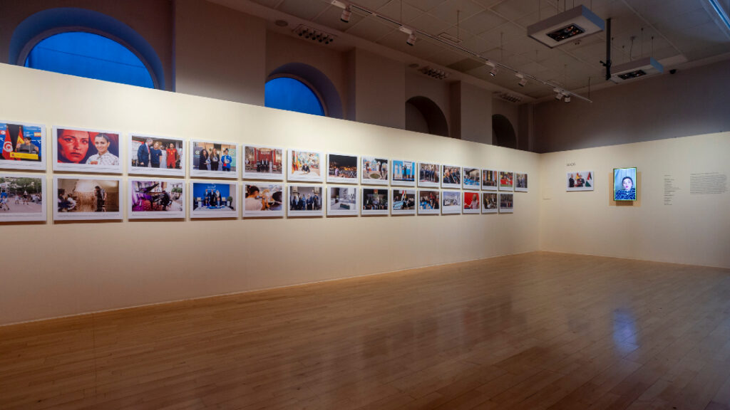Exposición fotográfica en Casa Árabe con diversas imágenes enmarcadas