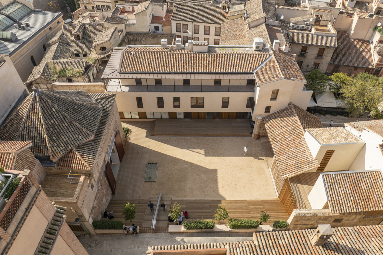 Vista aérea del Consorcio de la Ciudad de Toledo con arquitectura histórica y contemporánea.