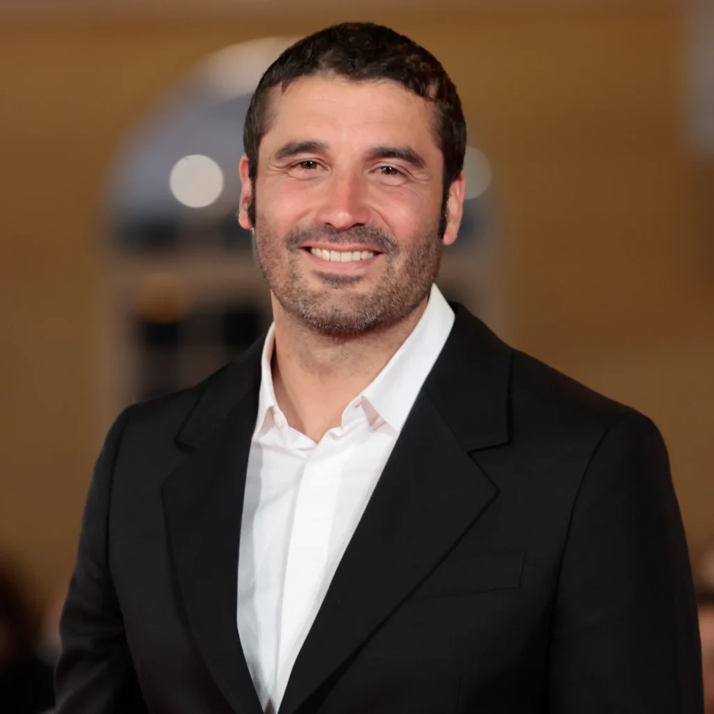Alberto Ammann sonriente en un evento de cine