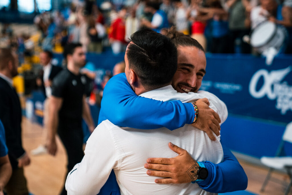 Jugadores del Club Melilla Baloncesto celebrando una victoria en el partido