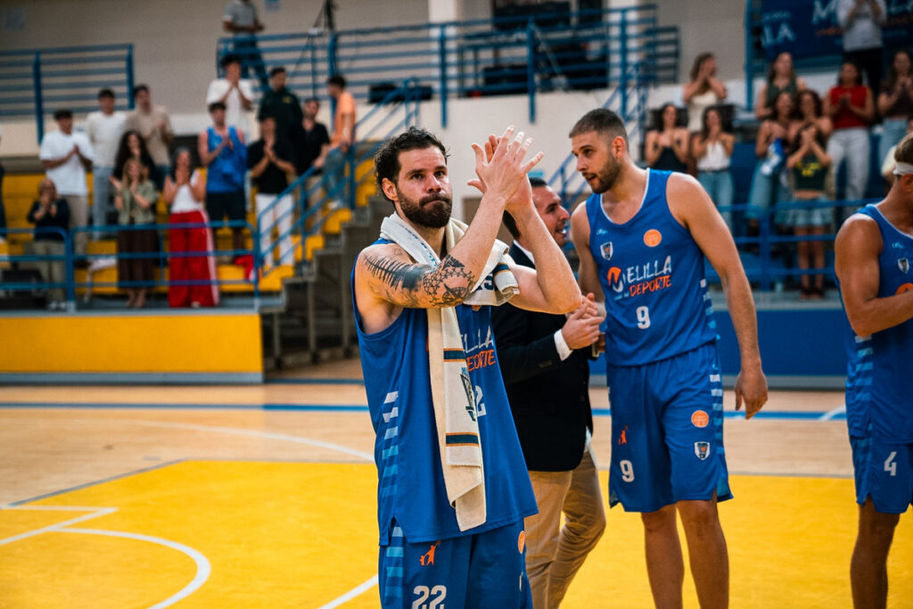 Jugadores del Club Melilla Baloncesto celebrando una victoria en la cancha
