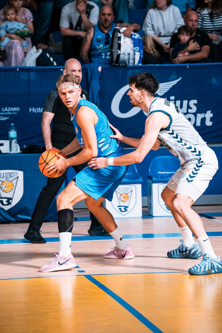 Jugadores del Club Melilla Baloncesto en acción durante un partido