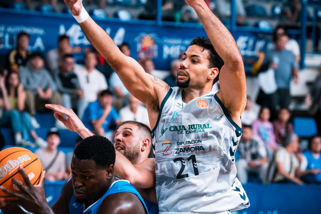 Jugador del Club Melilla Baloncesto en acción durante un partido