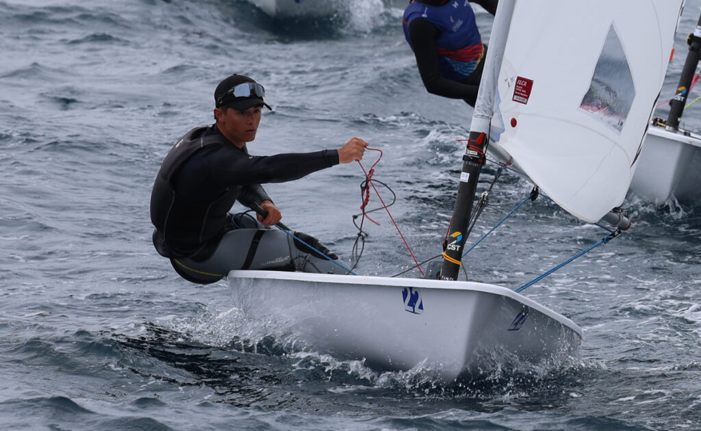 Regatista en acción durante el Campeonato de España de Ilca6 en Melilla