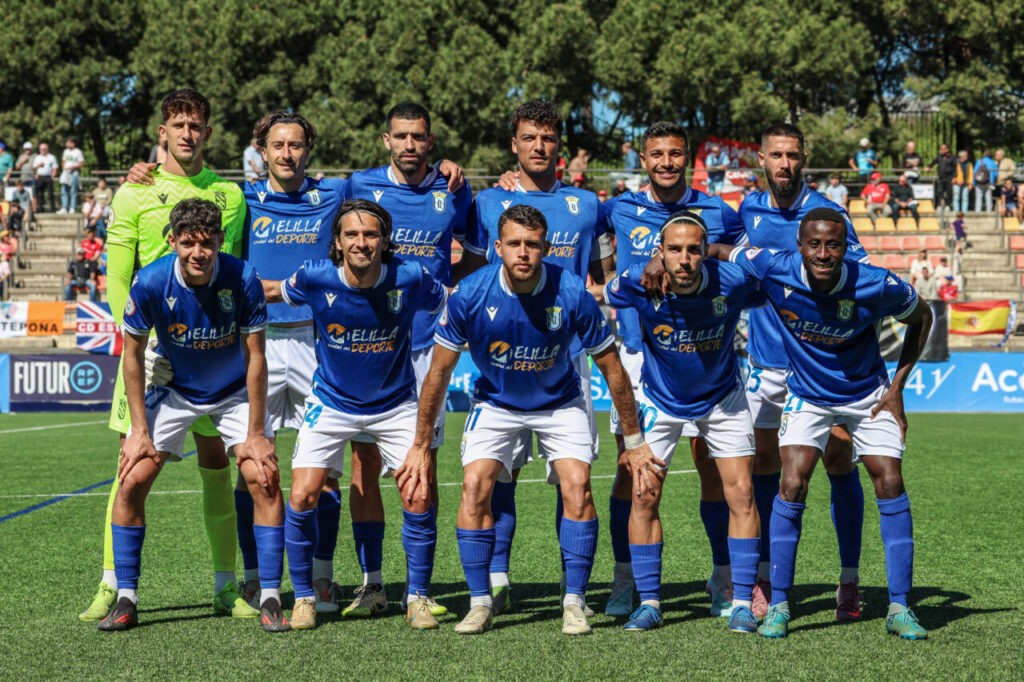 Jugadores de la U.D. Melilla posando en el campo antes del partido