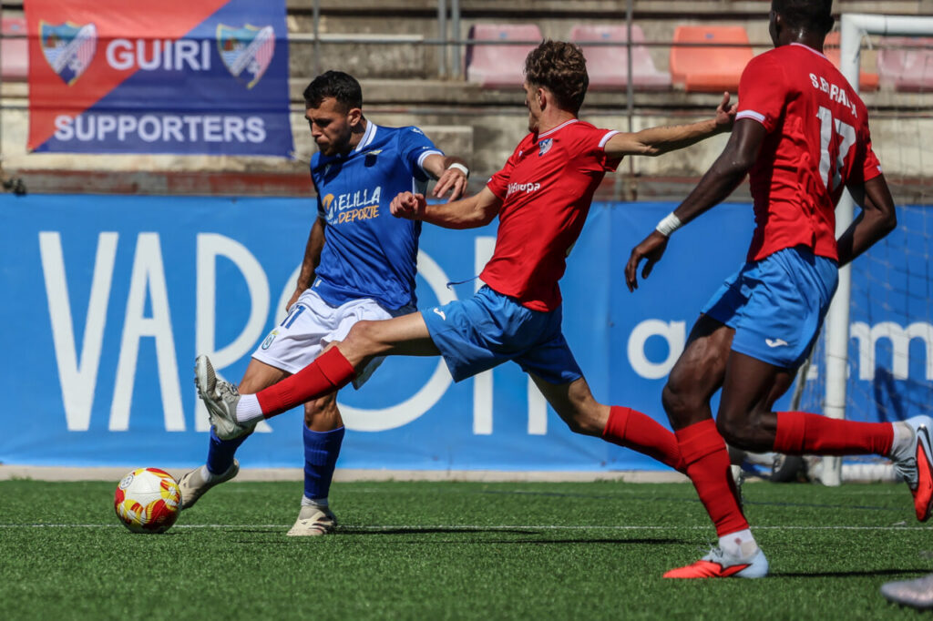 Jugadores de la U.D. Melilla en un partido contra el C.D. Estepona