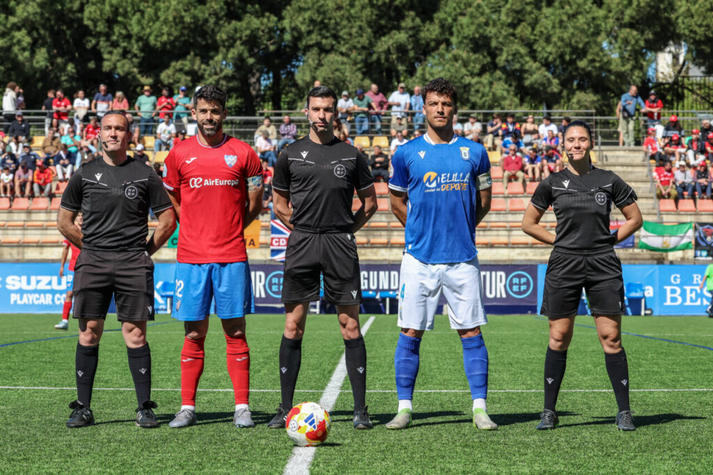 Jugadores y árbitros alineados antes del partido entre U.D. Melilla y C.D. Estepona.