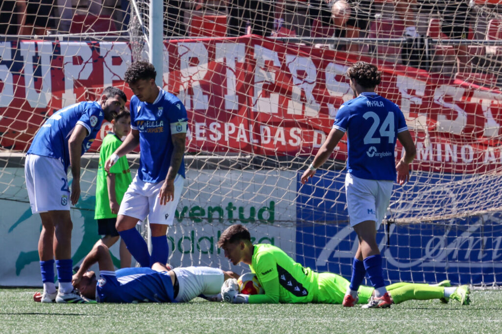 Jugadores de la U.D. Melilla en el campo tras un empate en Estepona