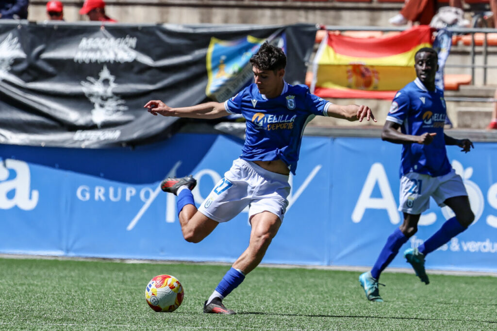 Jugador de la U.D. Melilla en acción durante un partido de fútbol