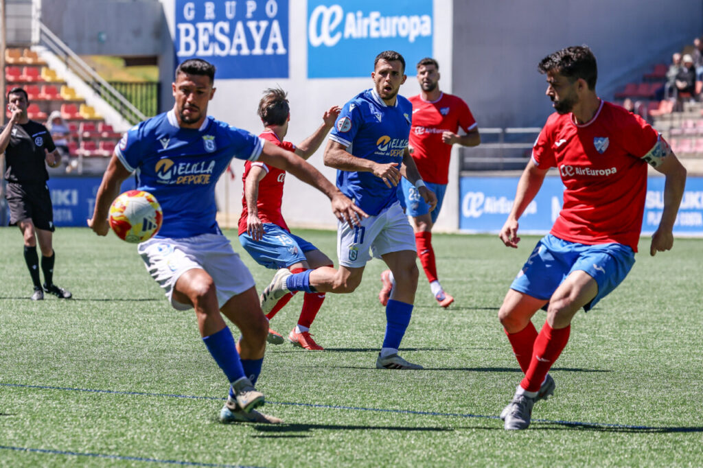 Jugadores de la U.D. Melilla en un partido contra el C.D. Estepona