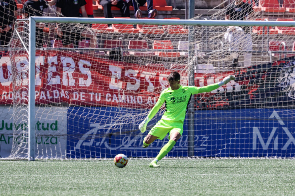 Portero del U.D. Melilla en acción durante el partido contra el C.D. Estepona