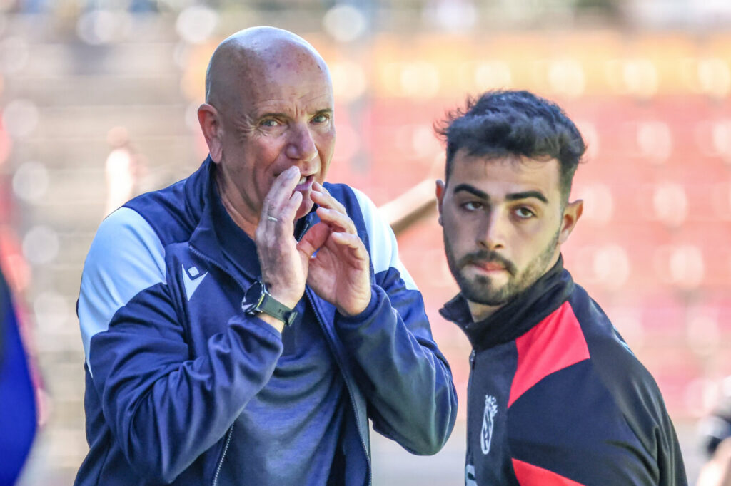 Miguel Rivera dando instrucciones durante un partido de fútbol