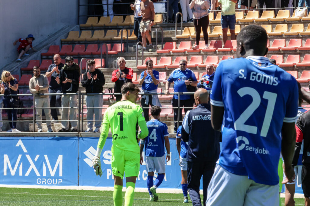 Jugadores de la U.D. Melilla en el campo durante un partido
