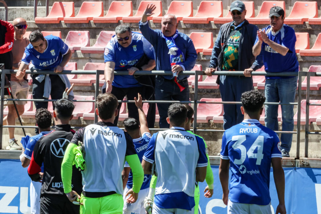Jugadores de la U.D. Melilla saludan a los aficionados tras el partido