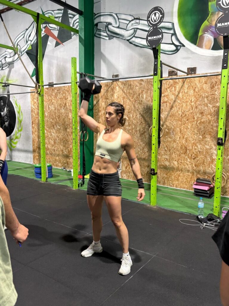 Atleta levantando pesa en el campeonato de functional fitness en Melilla