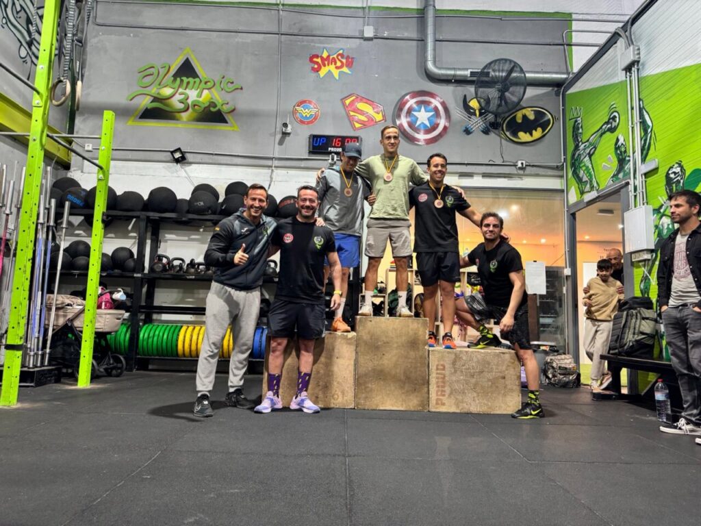 Atletas en el podio del campeonato de functional fitness en Olympic Box.