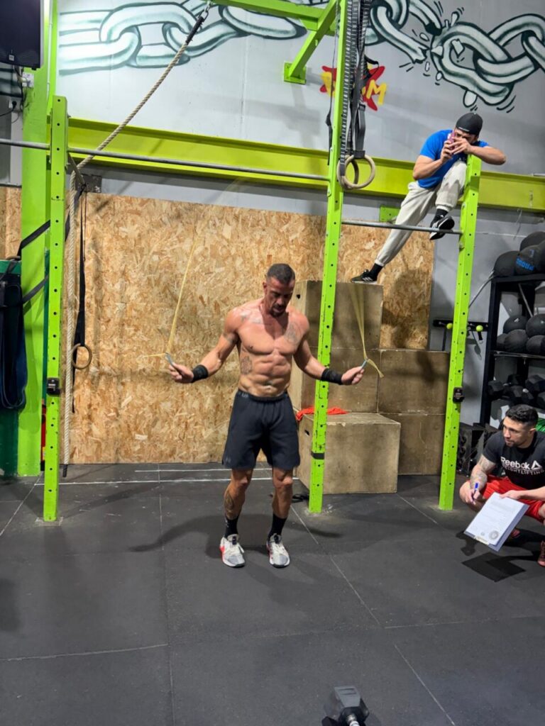 Atleta saltando la cuerda en el campeonato de functional fitness en Melilla