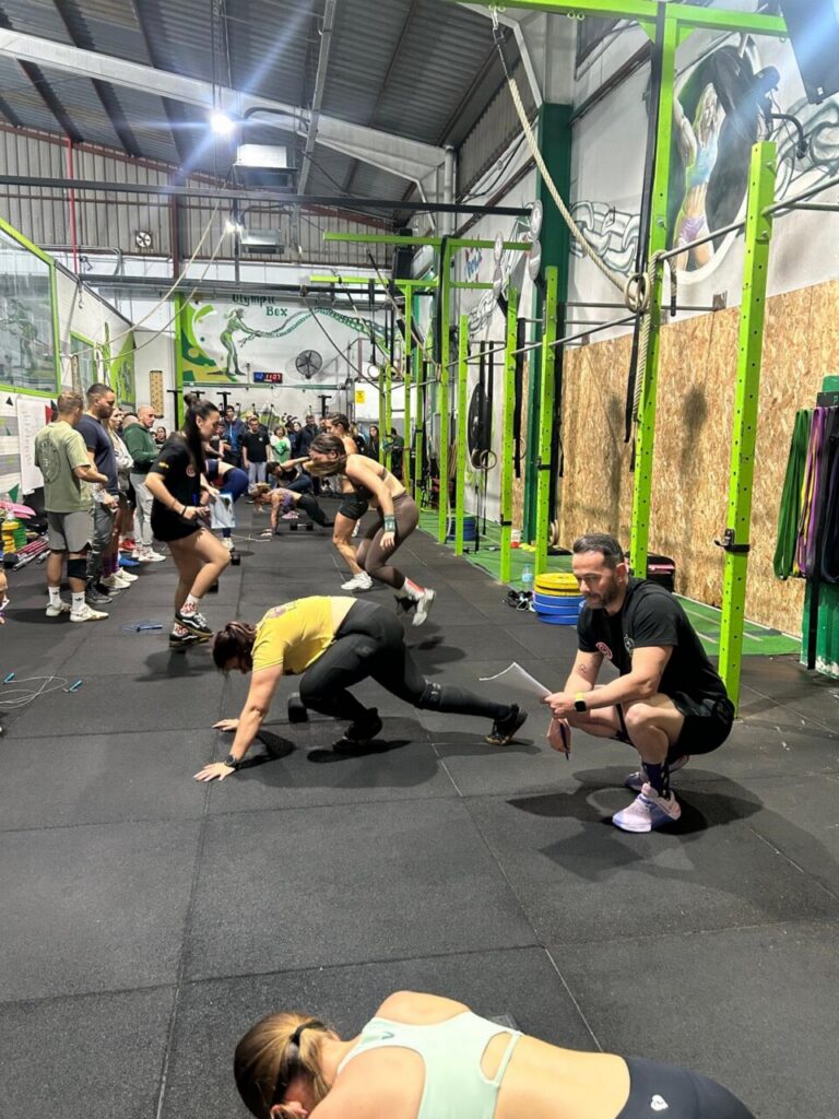 Atletas compitiendo en el campeonato de functional fitness en Melilla.