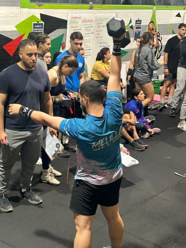 Atleta levantando pesa en el campeonato de functional fitness en Melilla