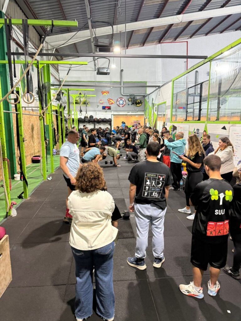 Atletas compitiendo en el campeonato de functional fitness en Melilla