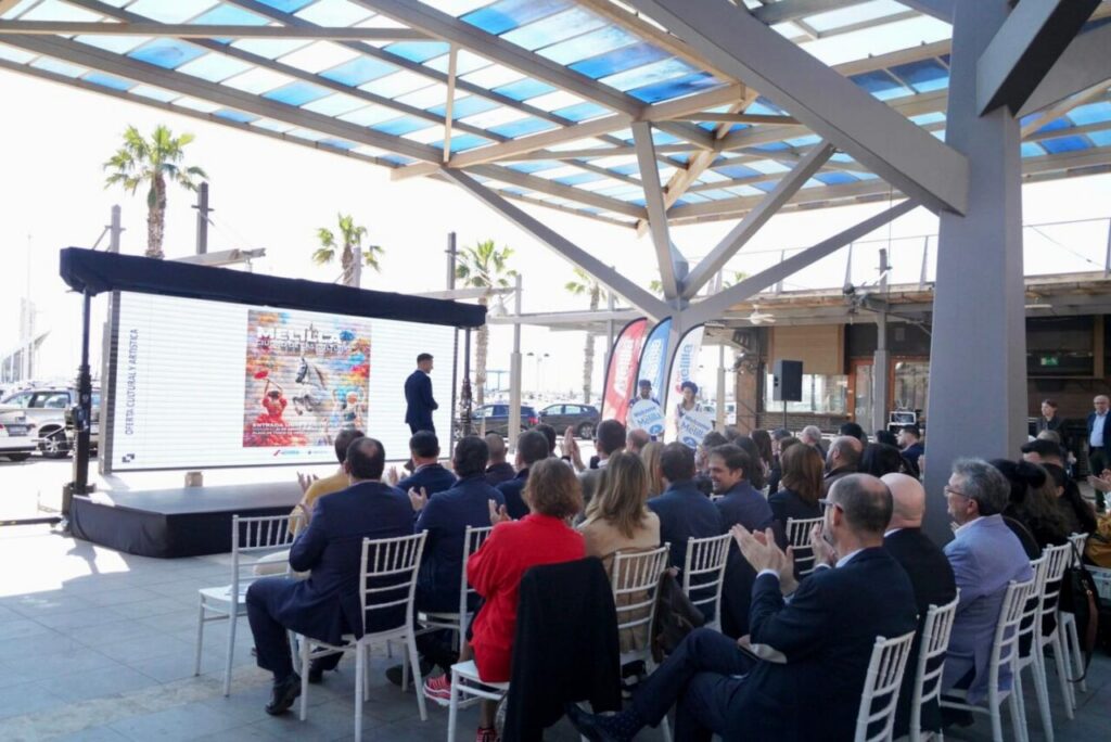 Evento de presentación del proyecto Port Melilla con asistentes aplaudiendo.