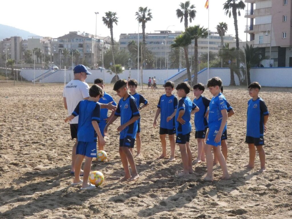 Alumnos de la Escuela de la Fundación RFMF en una jornada de fútbol playa